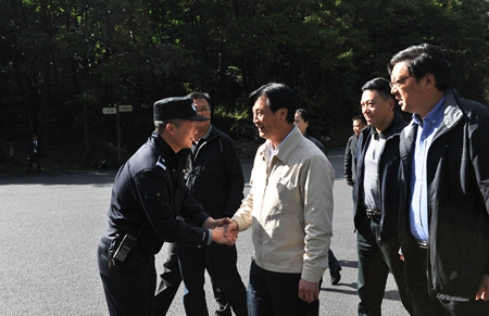 2014年10月1日，州委副书记谷运龙看望九寨沟景区工作人员.jpg