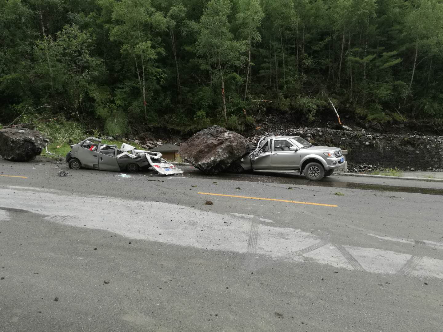 泥石流灾害导致诺日朗车辆被毁 （摄于2018年6月25日）.jpg
