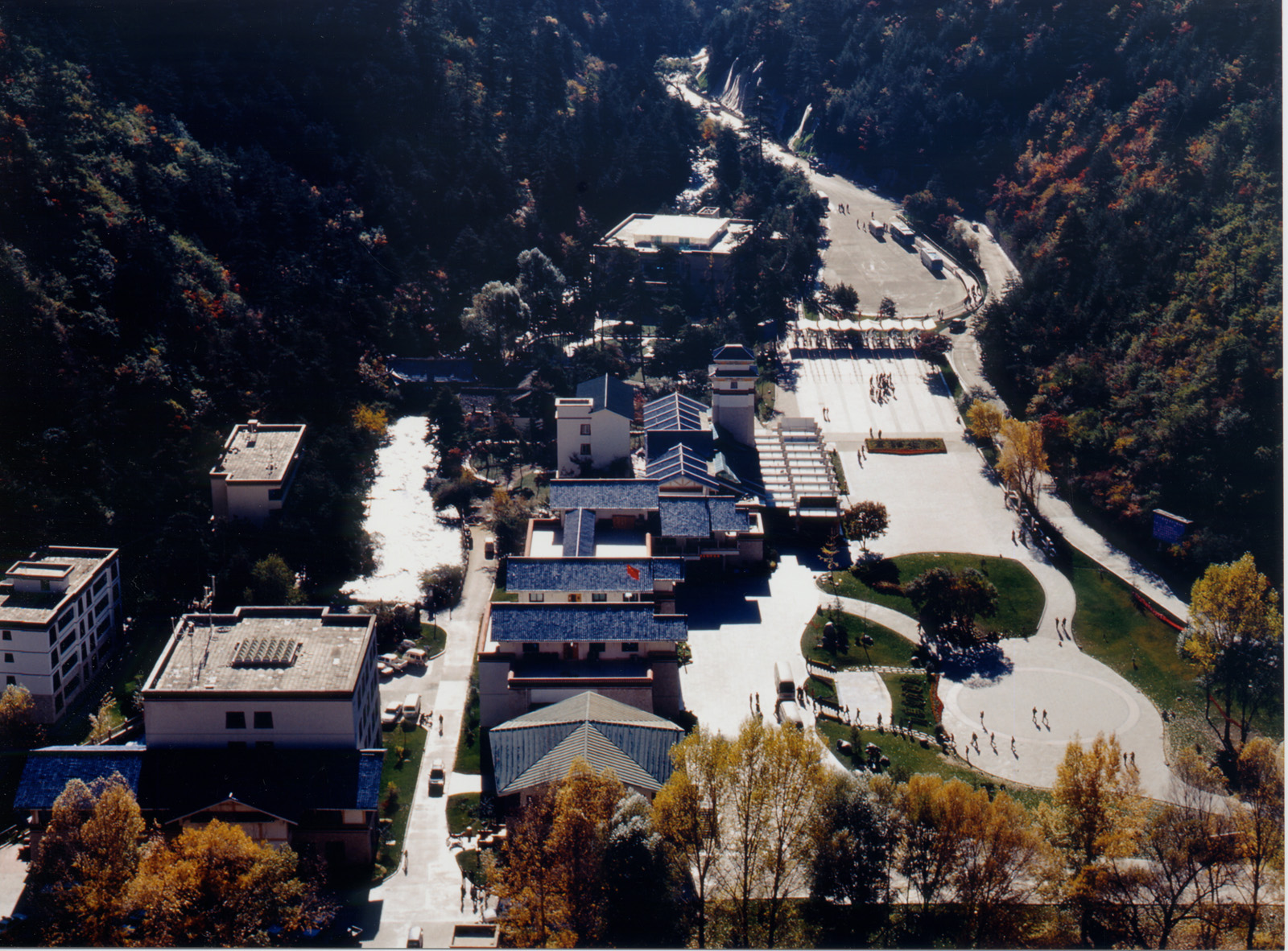 2001年 九寨沟口建筑侧全景.jpg