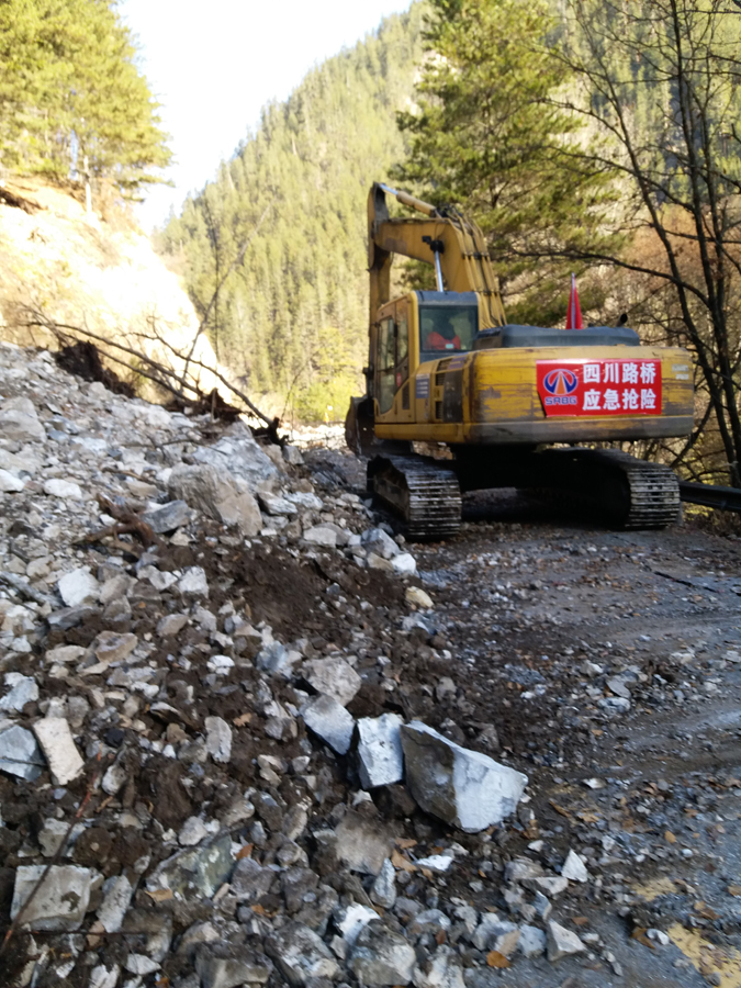 抢通镜海至原始森林道路中2.jpg